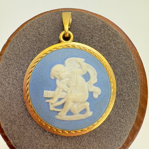 Antique 10K Yellow Gold Filled Wedgwood Pendant Bezel Set Rope Border 1.25" L - Picture 1 of 9